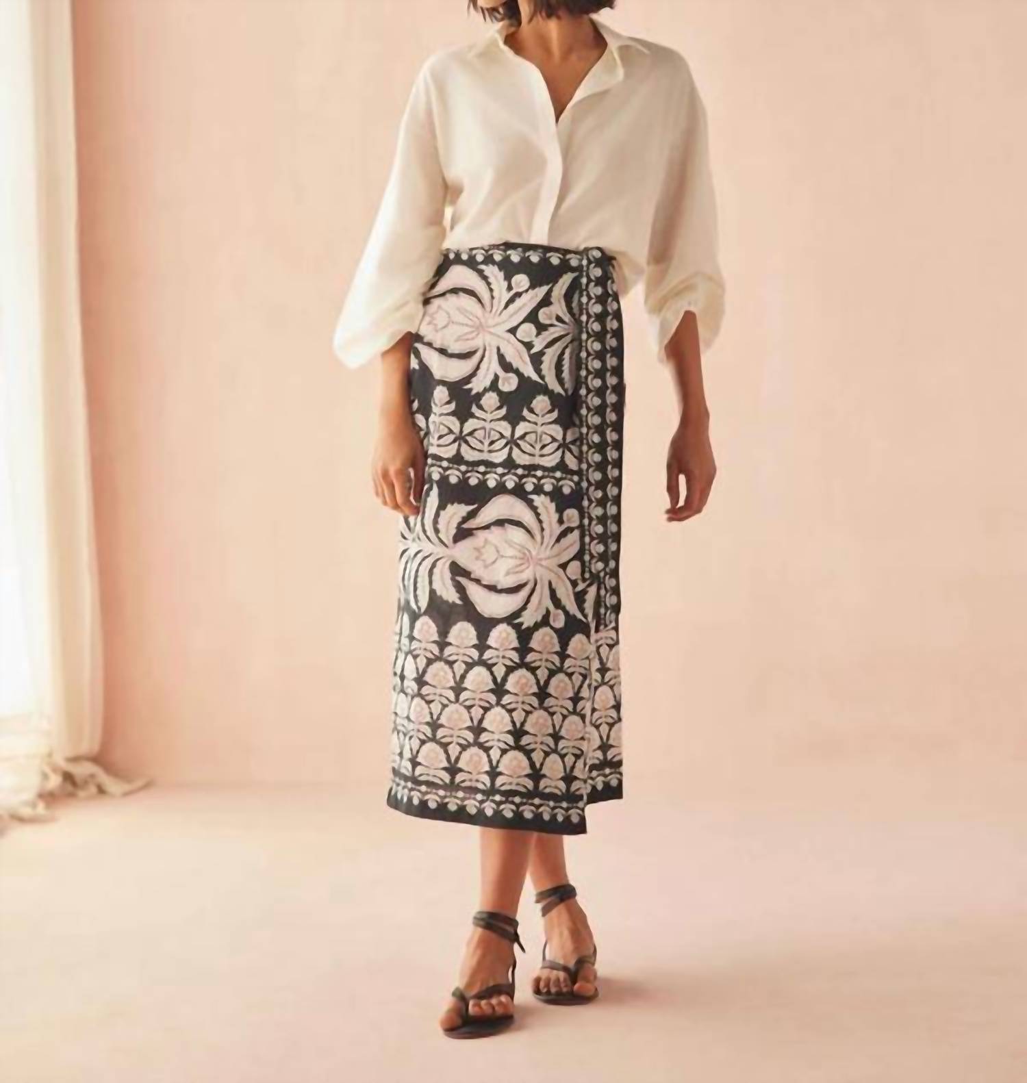 OMIKA Nero Blouse in solid coconut - women's blouse