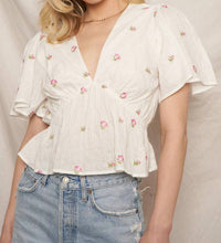 En Creme - Floral Embroidery Flutter Sleeve Top