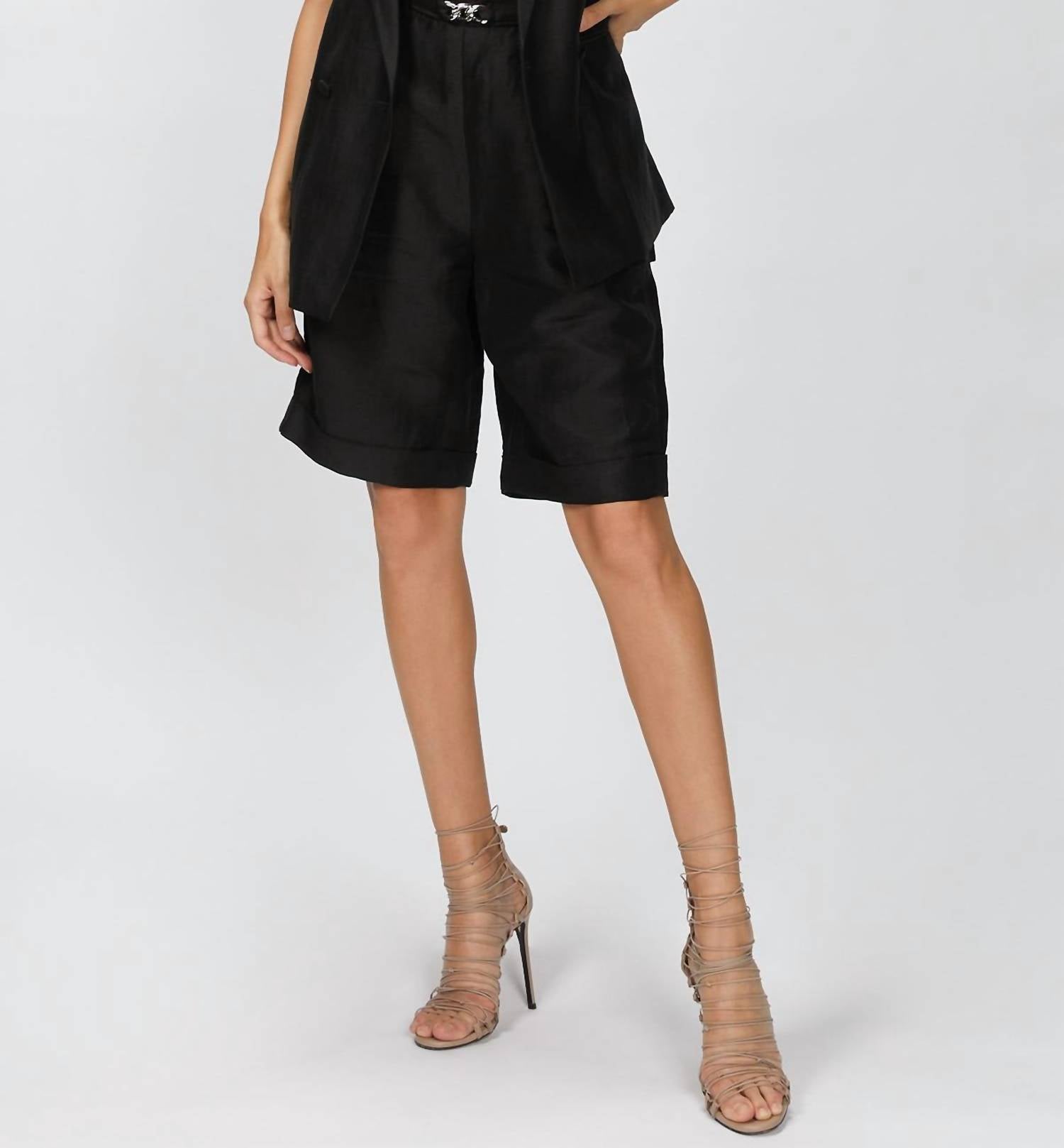 SLEEVELESS BLACK JACKET WITH CHAIN