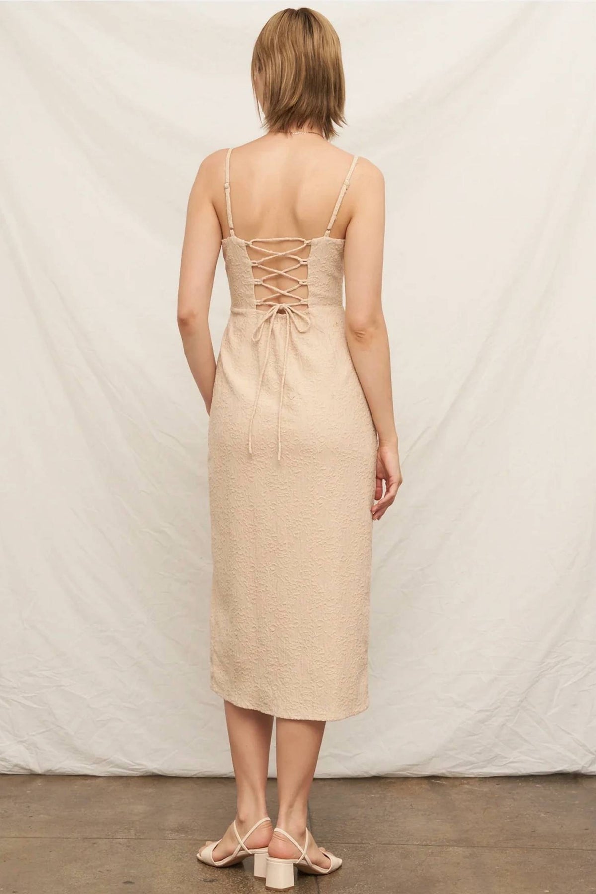 En Creme - The Nivara Lace-back Midi Dress