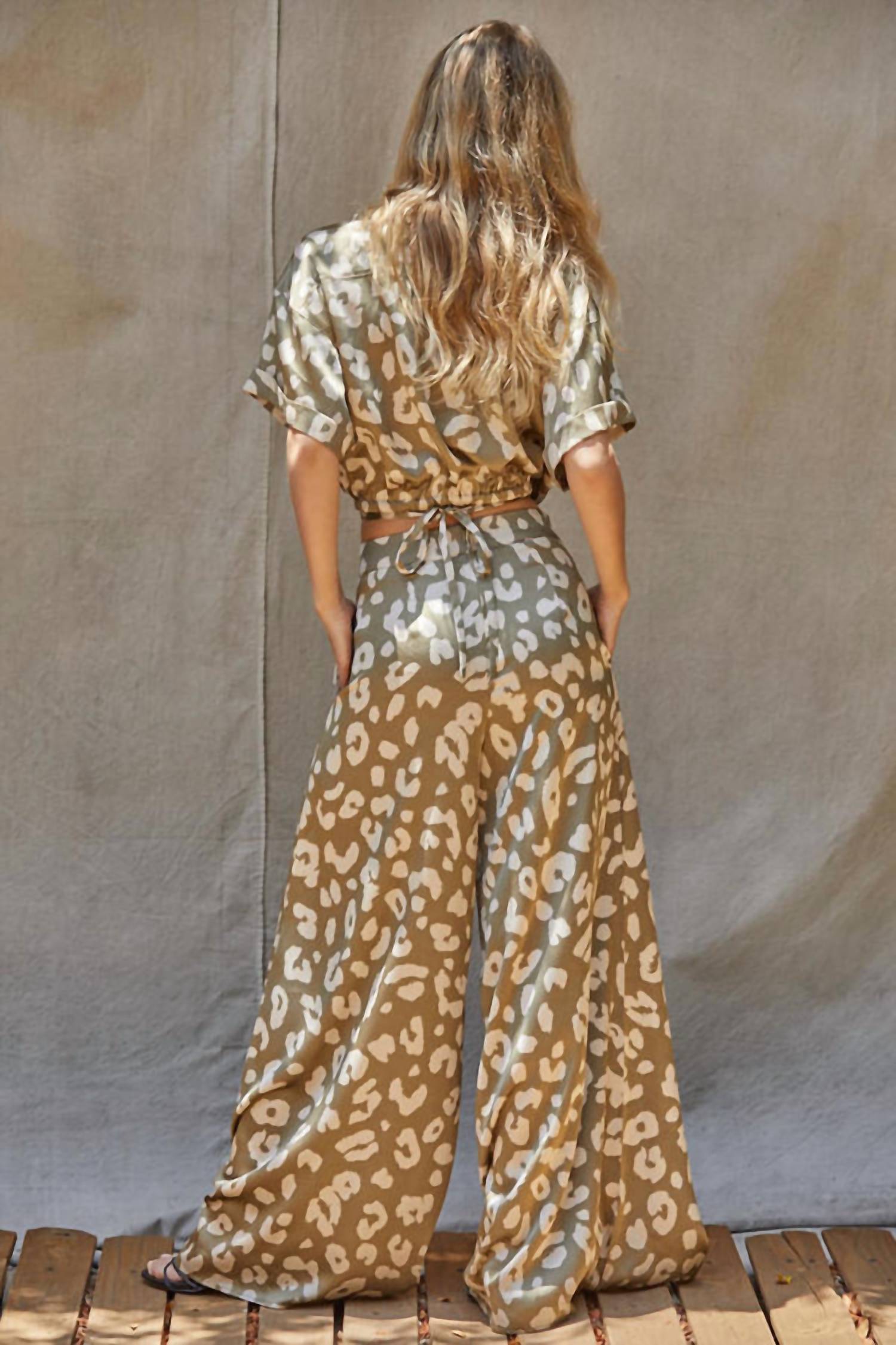 By Together Cynthia Set in beige - women's sleepwear - detail view