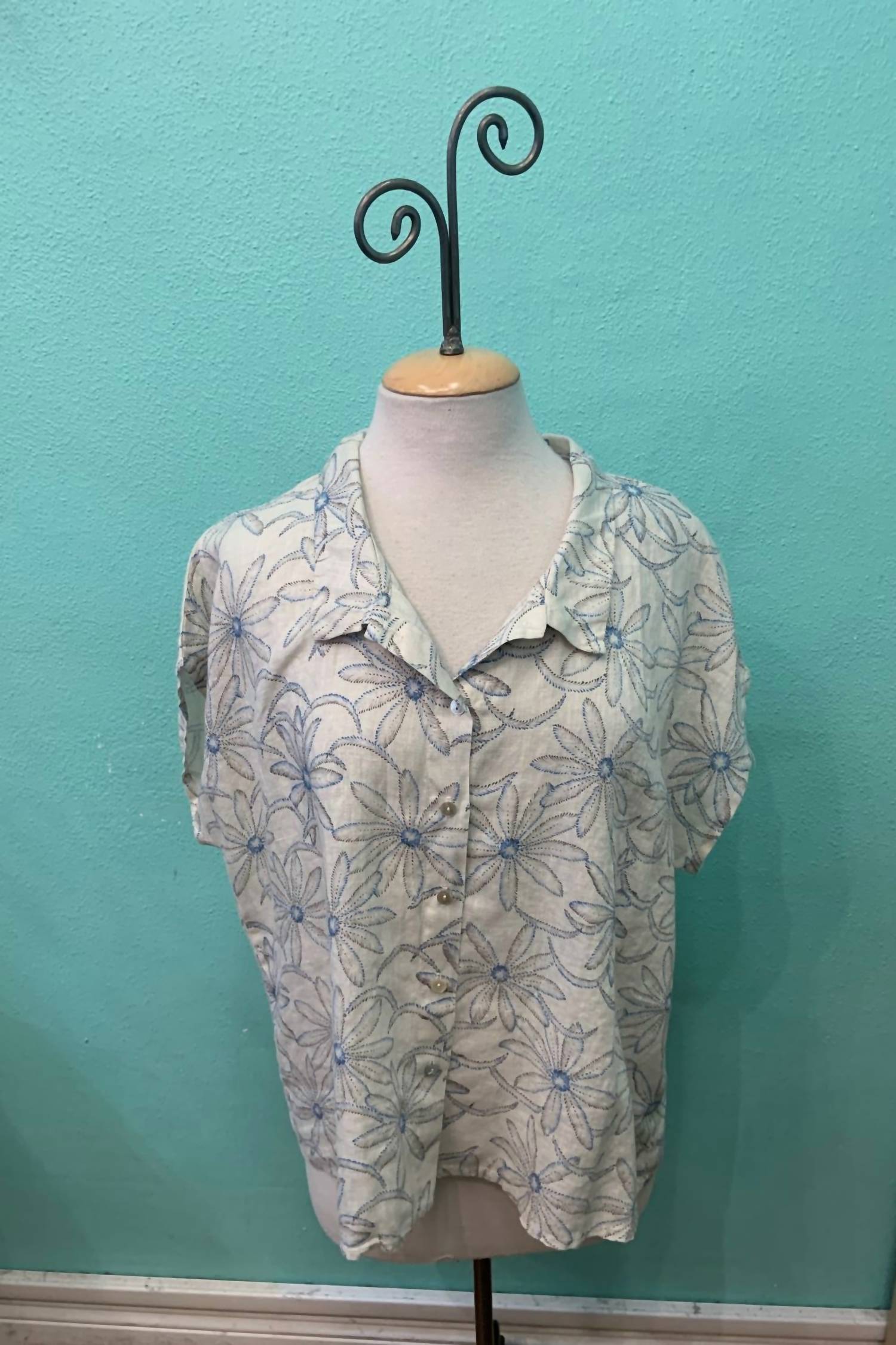 Cut Loose - Women's Daisy Short Sleeve Boxy Button Down Shirt