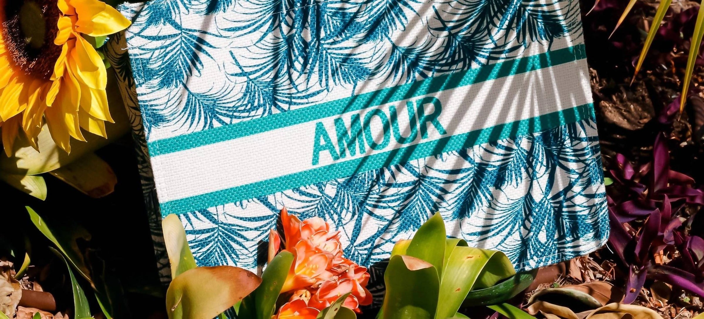 Little Secret Of Mine - Women's Amour Tropical Pattern Tote Bag