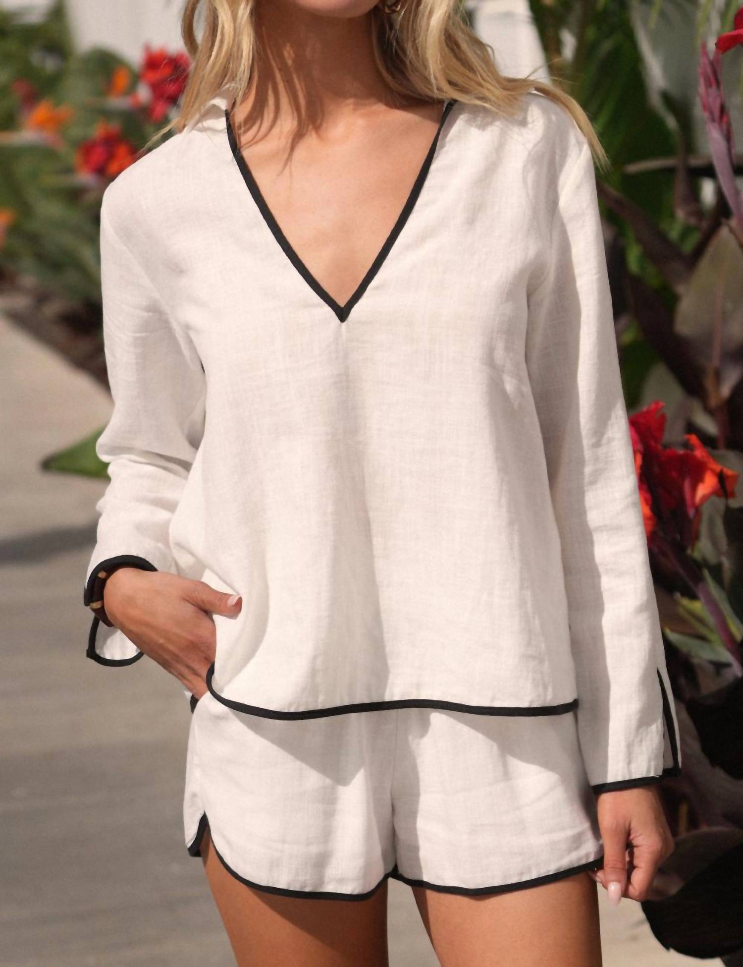 Greylin - Beverly Linen Dolphin Hem Shorts