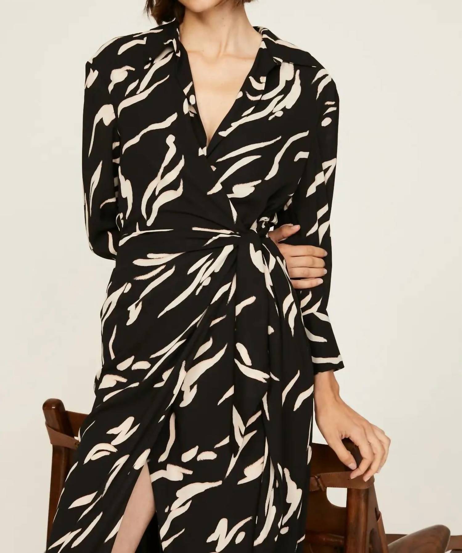 Donna Morgan - Long Sleeve Abstract Wrap Dress