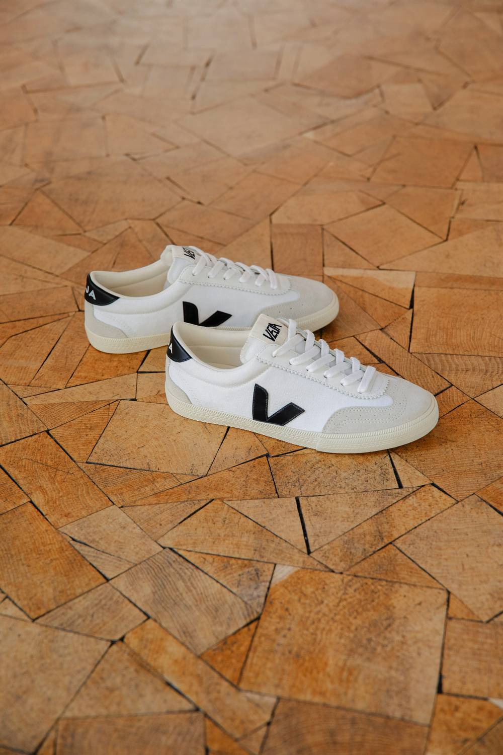 Veja - Women's Volley Canvas Shoes