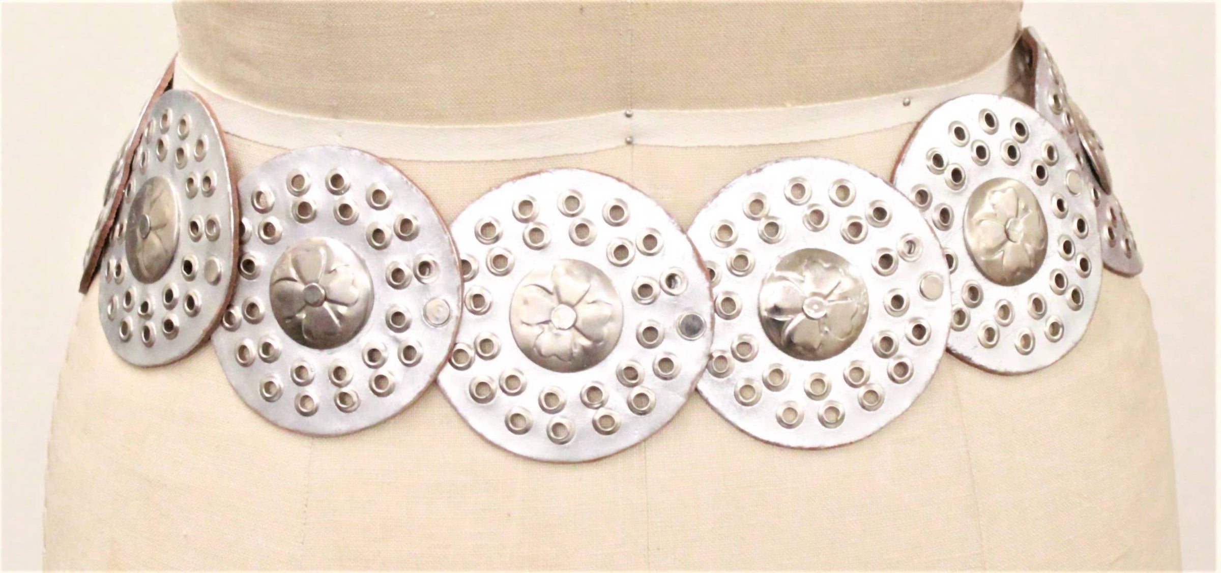 Dairi - Women's Medallion Metallic Leather Belt