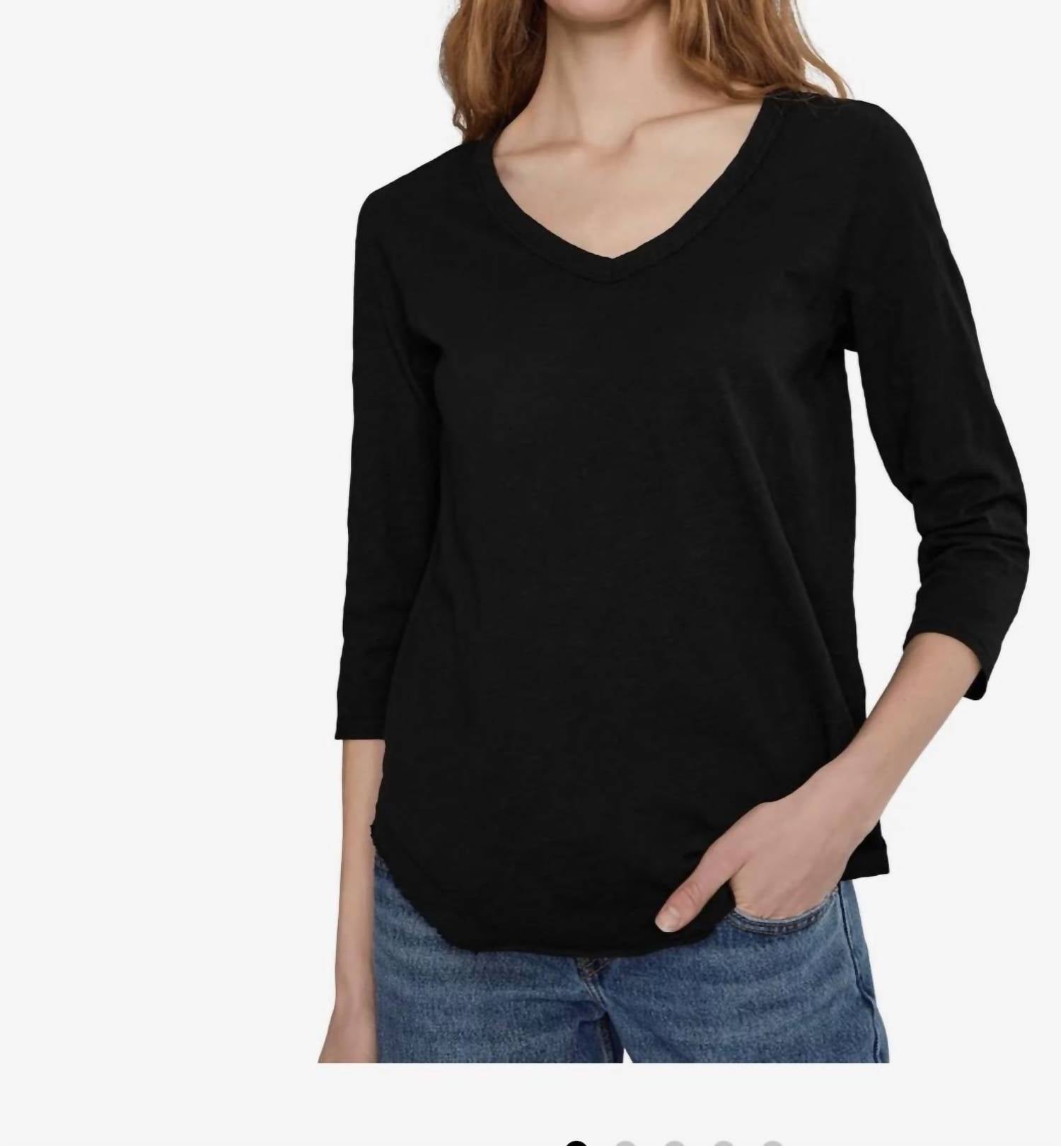 Mododoc - 3/4 Sleeve V-Neck Tee with Curved Hem