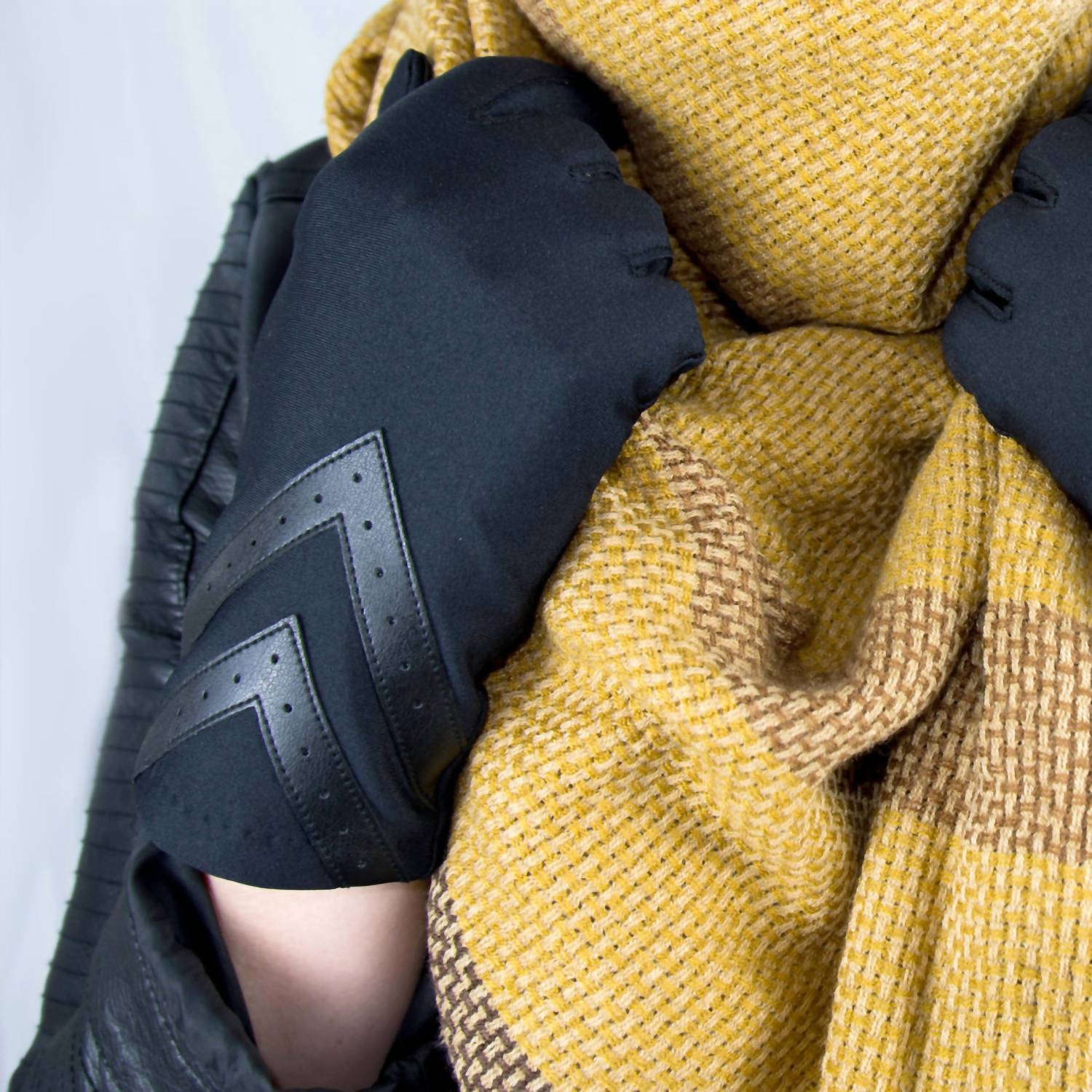 Isotoner - Women’s Smartdri Chevron Touchscreen Gloves