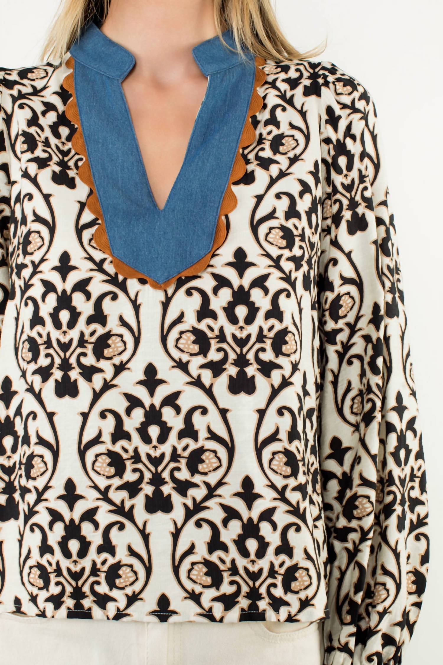 Thml - STRIKING ORNAMENTAL PRINT V-NECK TOP