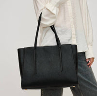 Urban Expressions - Women's Gabby Tote Bag