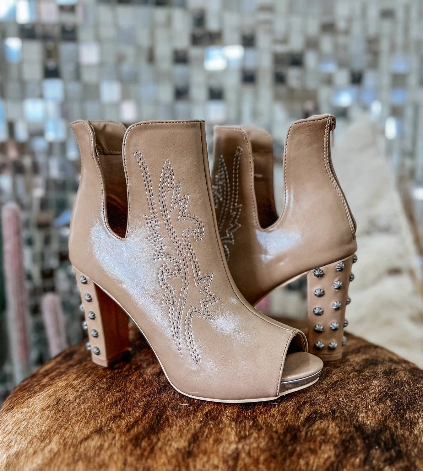 2Flyco - Women's Peep Toe Stitch Pumps