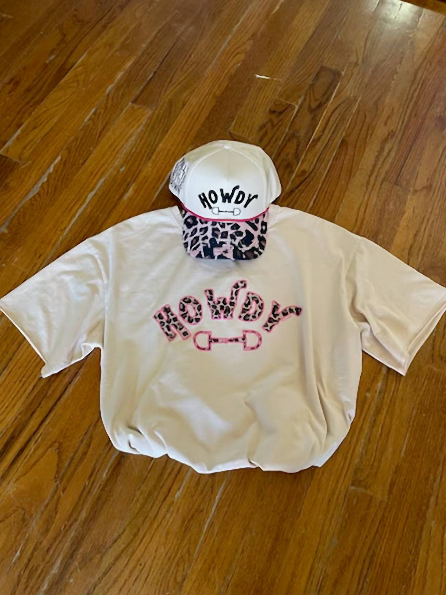 Southern Grace - Women's Howdy T-shirt