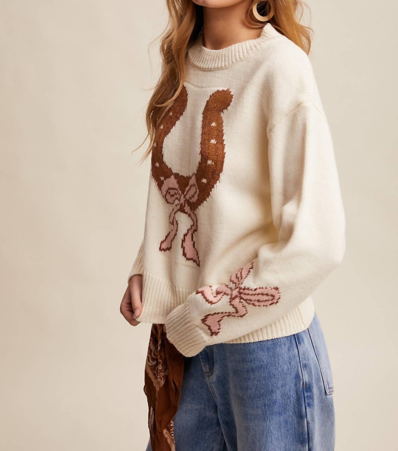 Listicle - Horseshoe Bow Graphic Sweater