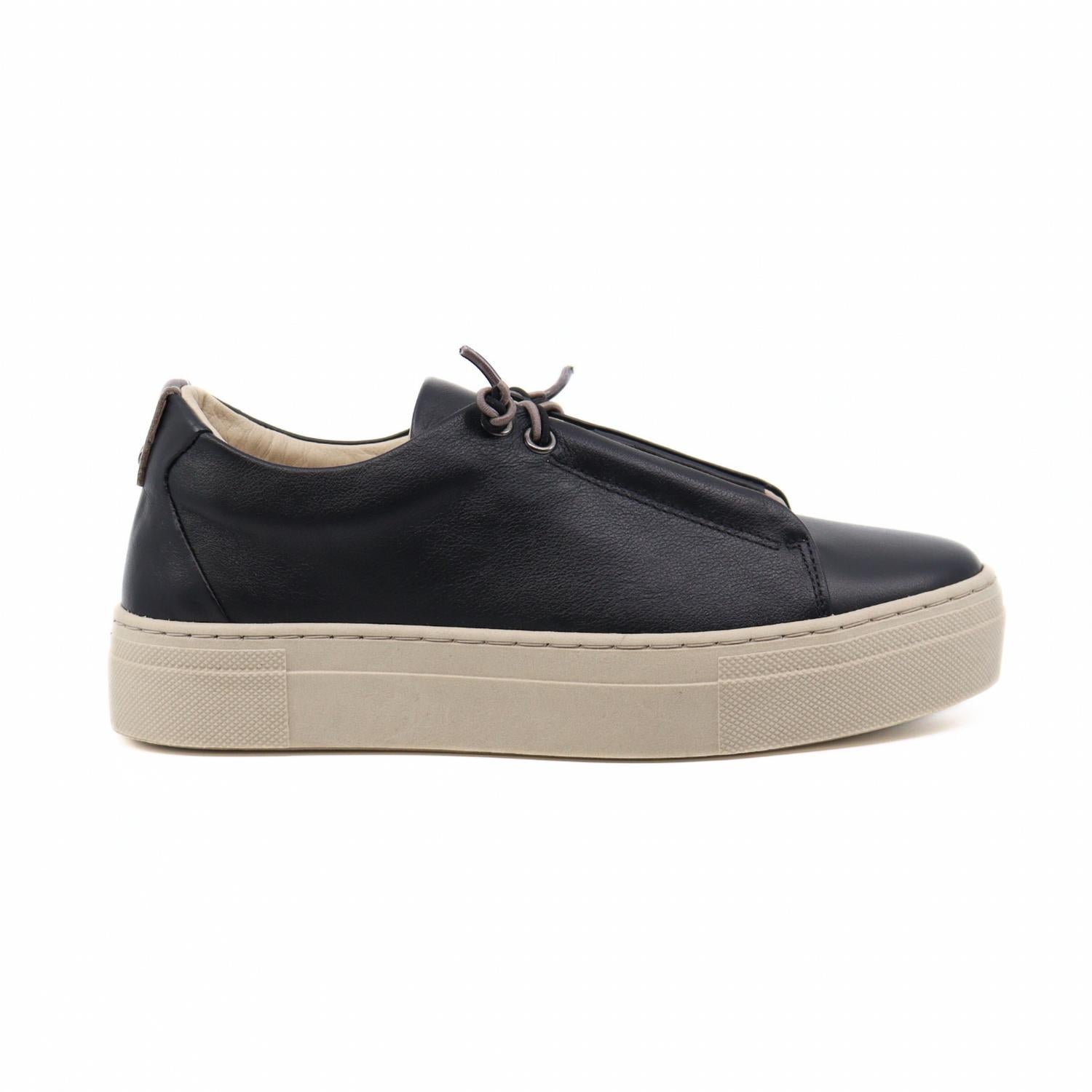 Ateliers Women's Versa Leather Sneaker in black - women's sneaker