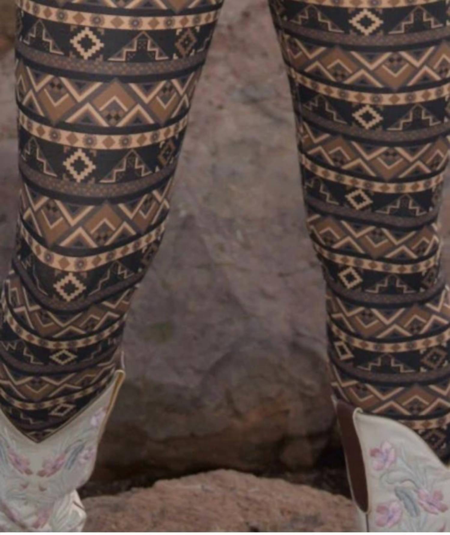 R Cinco Ranch Maverick Printed Leggings in black - women's pants - detail view