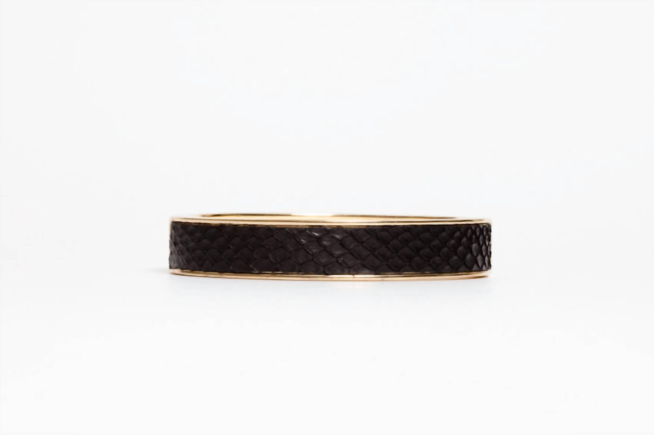 Avenue Chic - Women's Genuine Leather Circle Hinge Bracelet