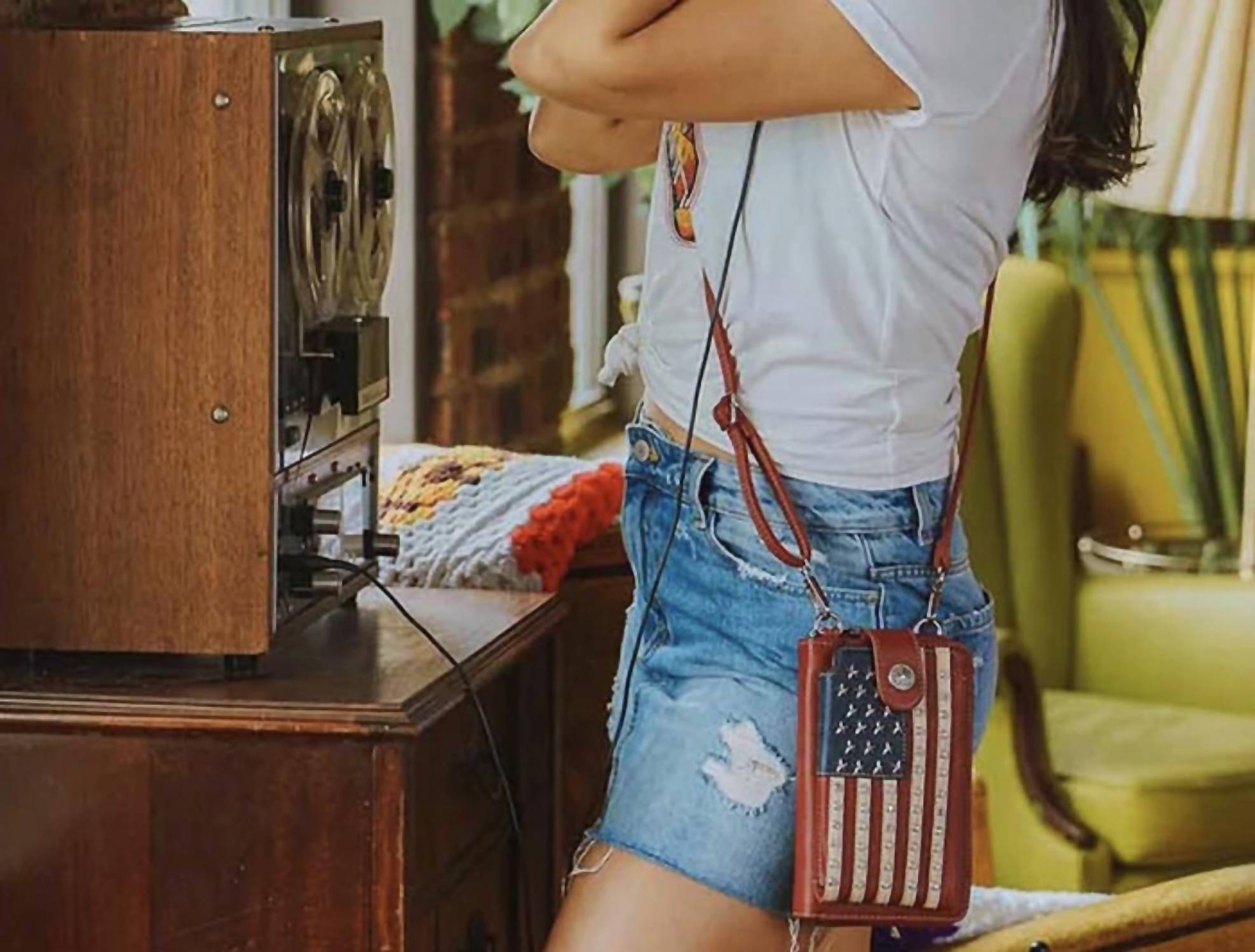 Montana West AMERICAN PRIDE PHONE CROSSBODY BAG in red - women's bag - detail view