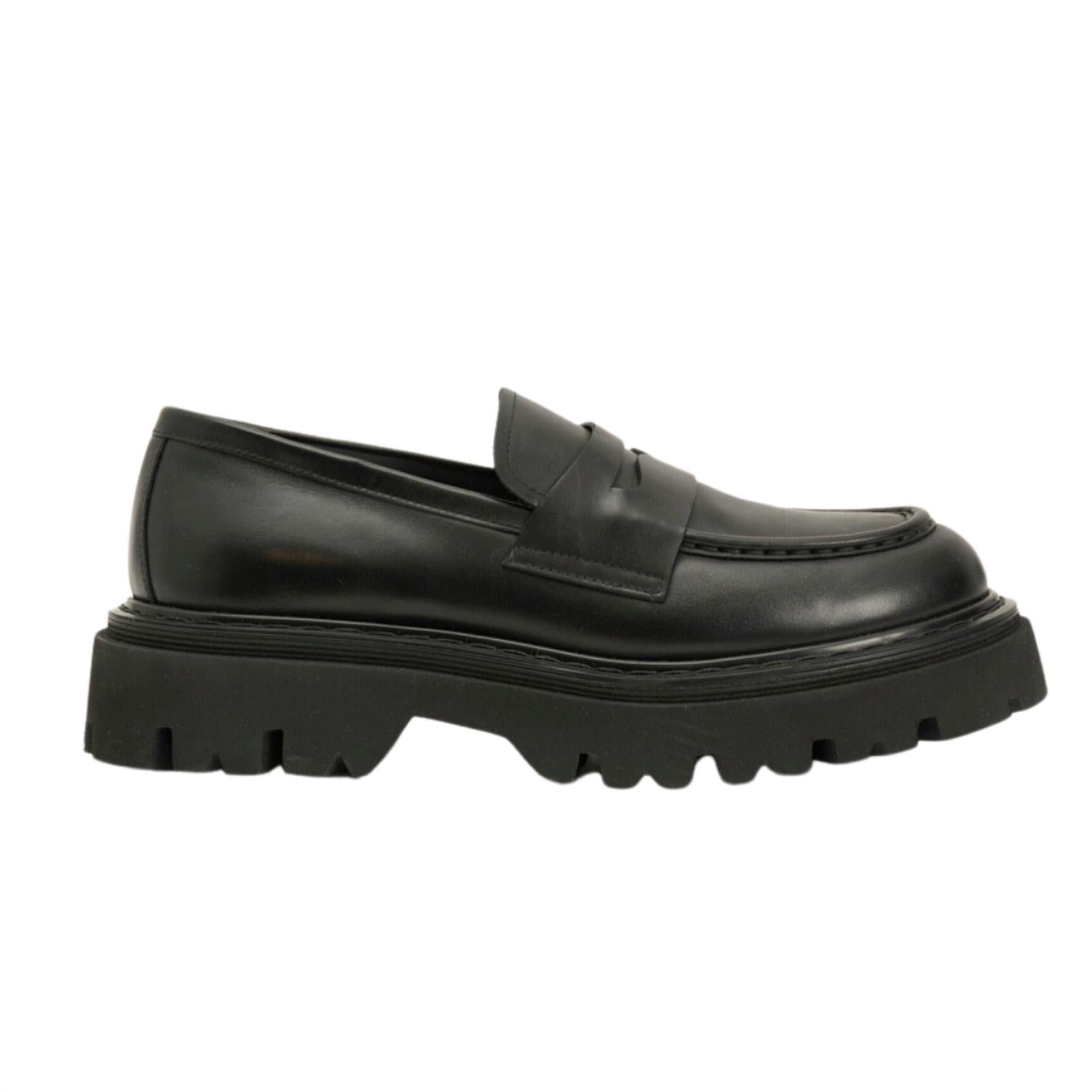 CLOSED Women's Round Toe Low Chunky Heel Loafer in black - women's flats