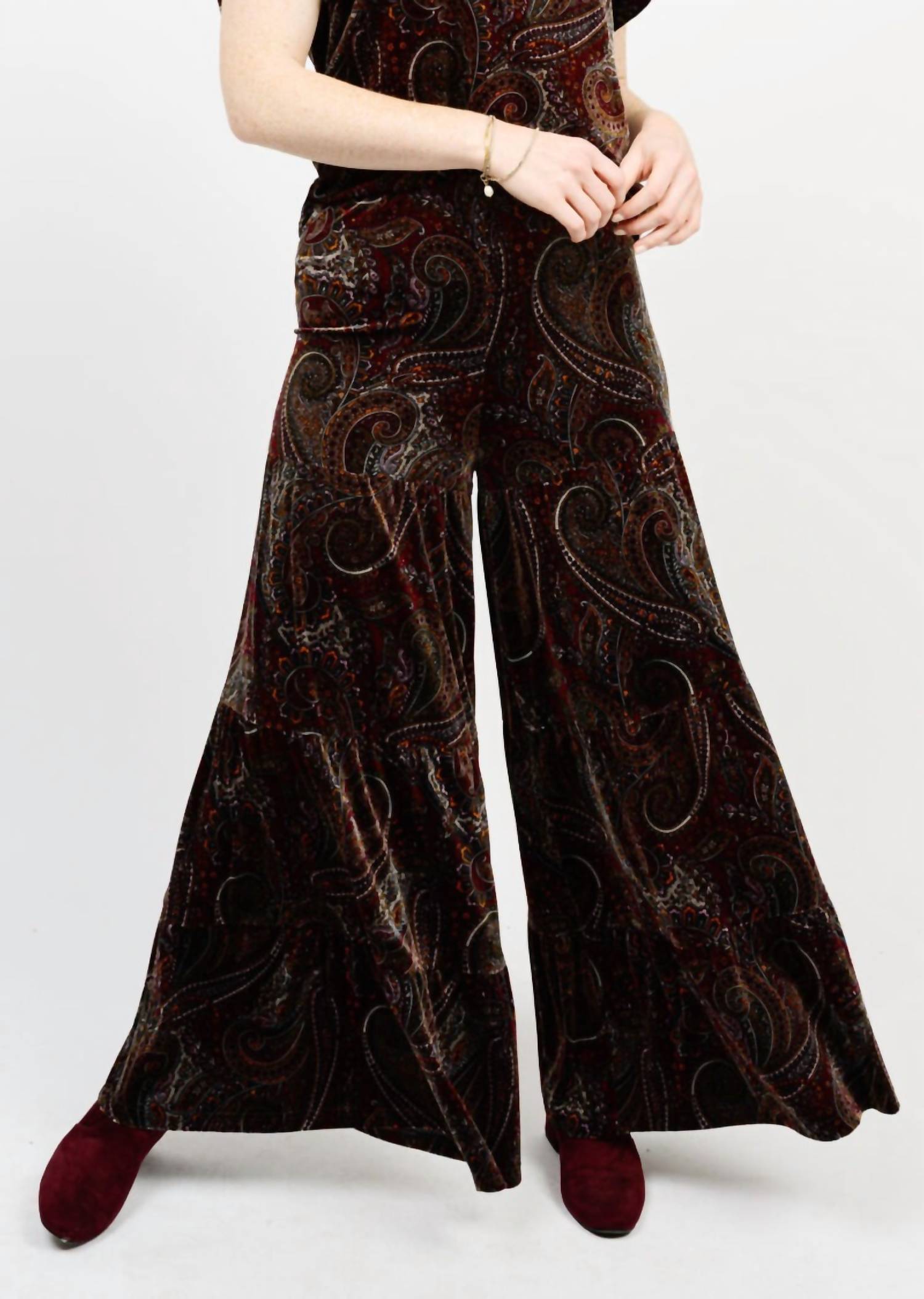 Ivy Jane - Tiered Paisley Velvet Pant