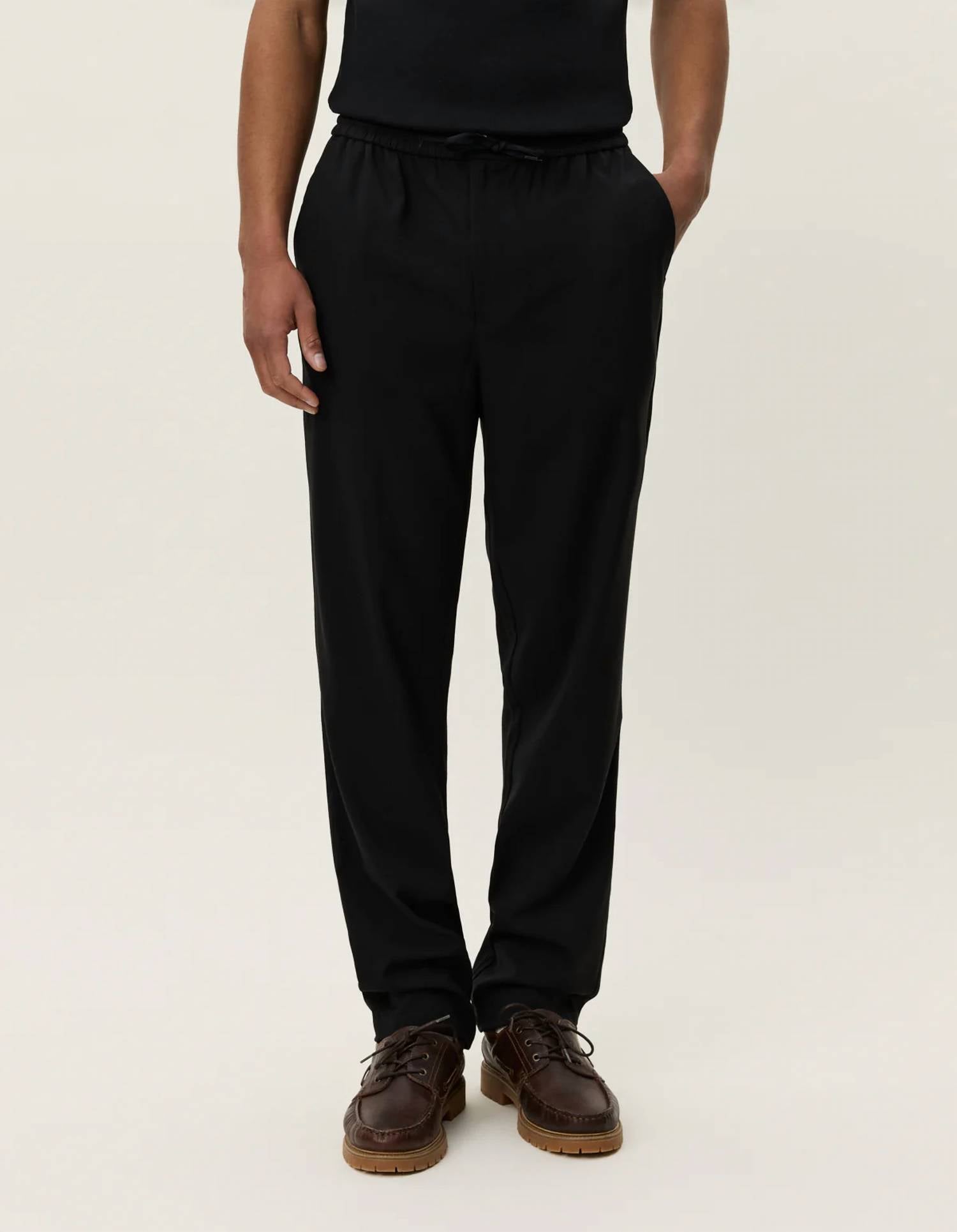 Les Deux Como Tapered Drawstring Pant in black - men's pants