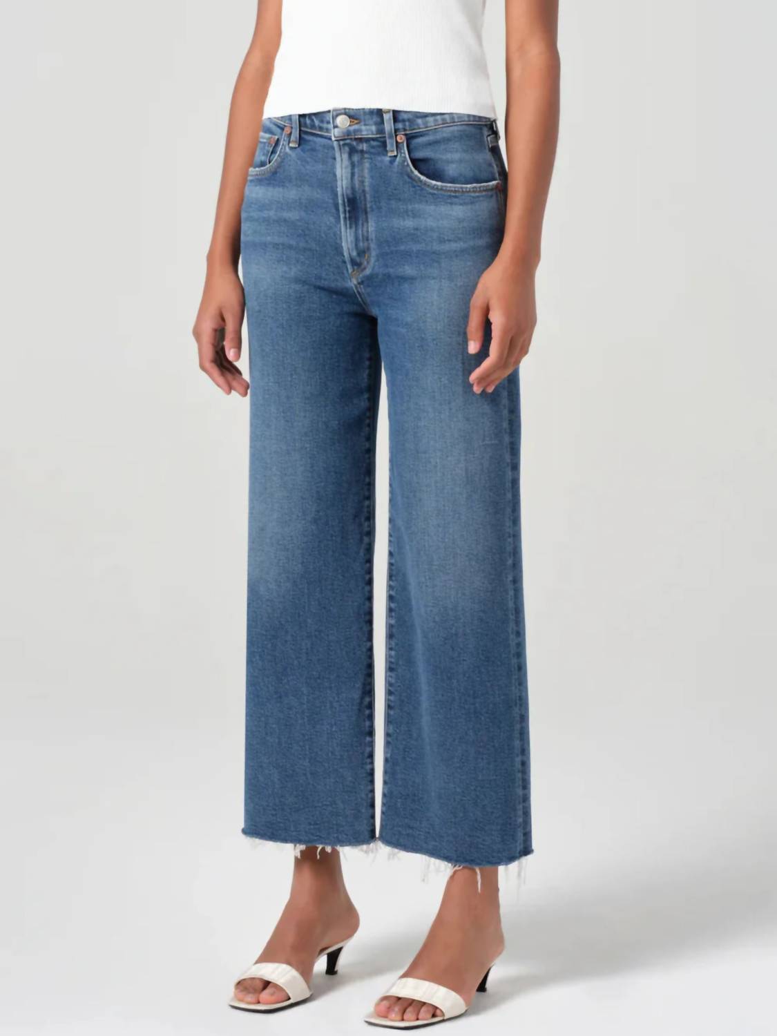 AGOLDE Harper Crop Jean in motion - women's jeans - detail view