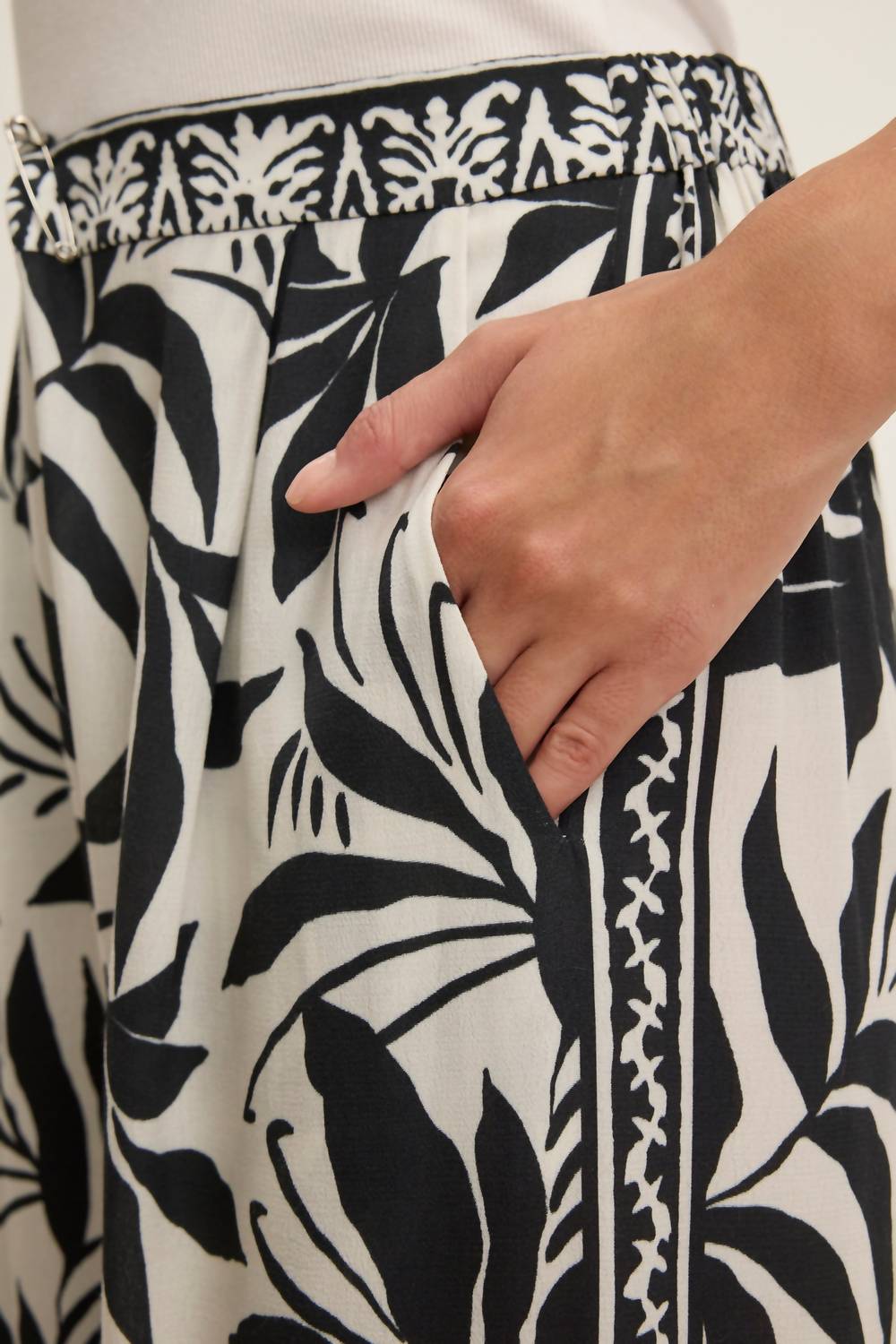 Velvet By Graham & Spencer - Claudia Fiji Print Pant