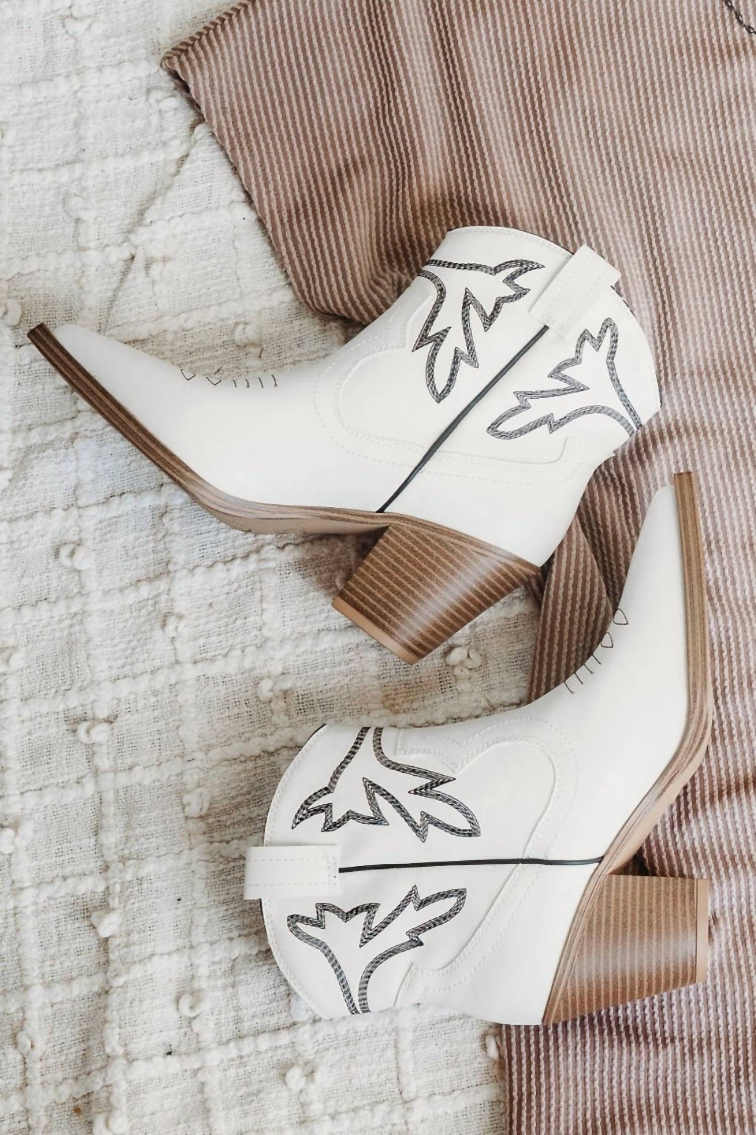 Mia - Women's Alejo Western Ankle Bootie