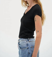 Lna - Fitted Ribbed V-neck Top