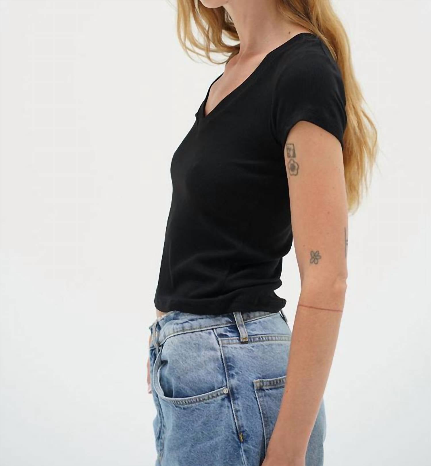 Lna - Fitted Ribbed V-neck Top