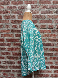 Jess & Jane - Rounded Neck And Hem 3/4 Sleeve Top
