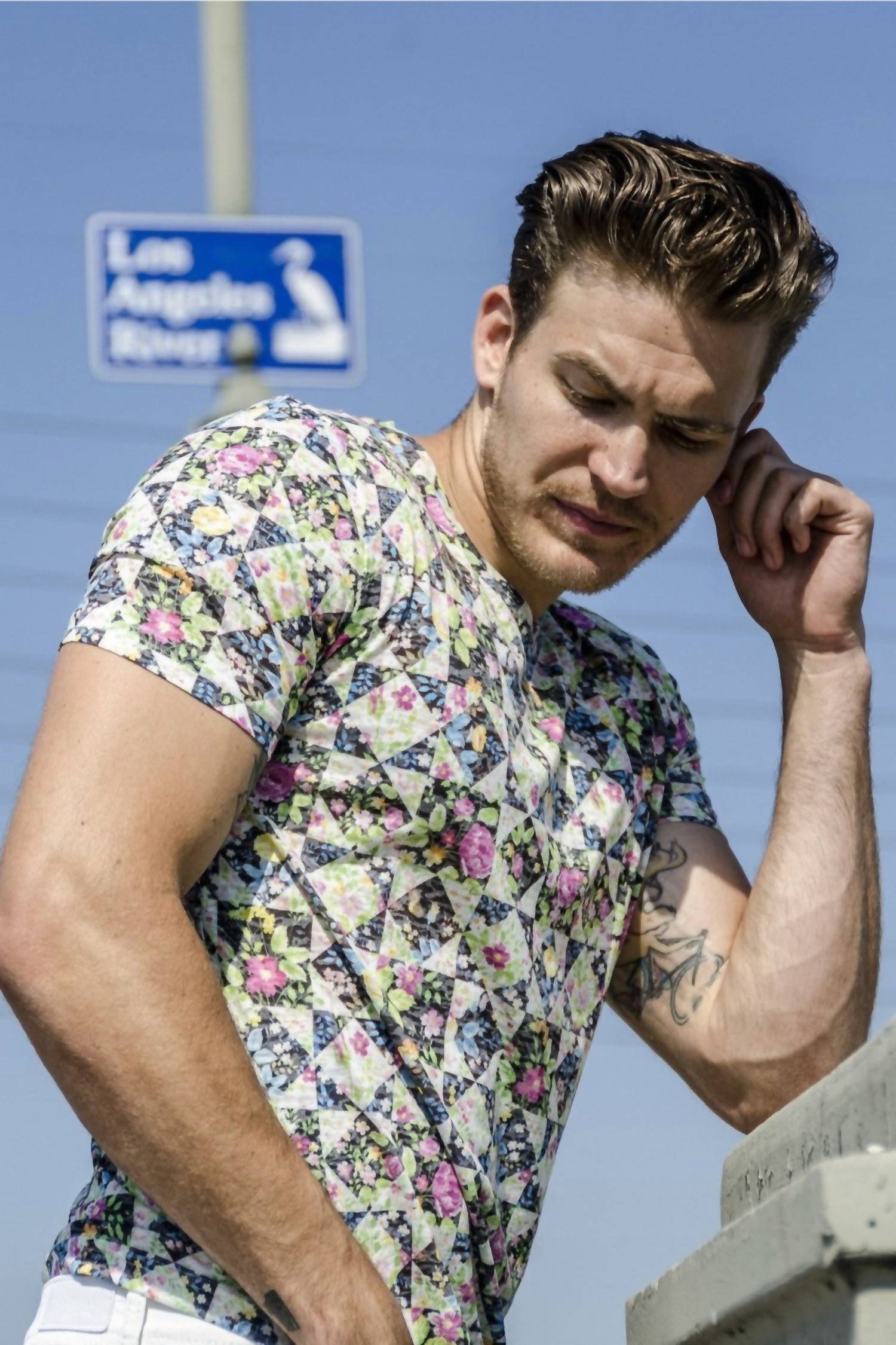 Eight X - Men's Floral Print V-neck T-shirt