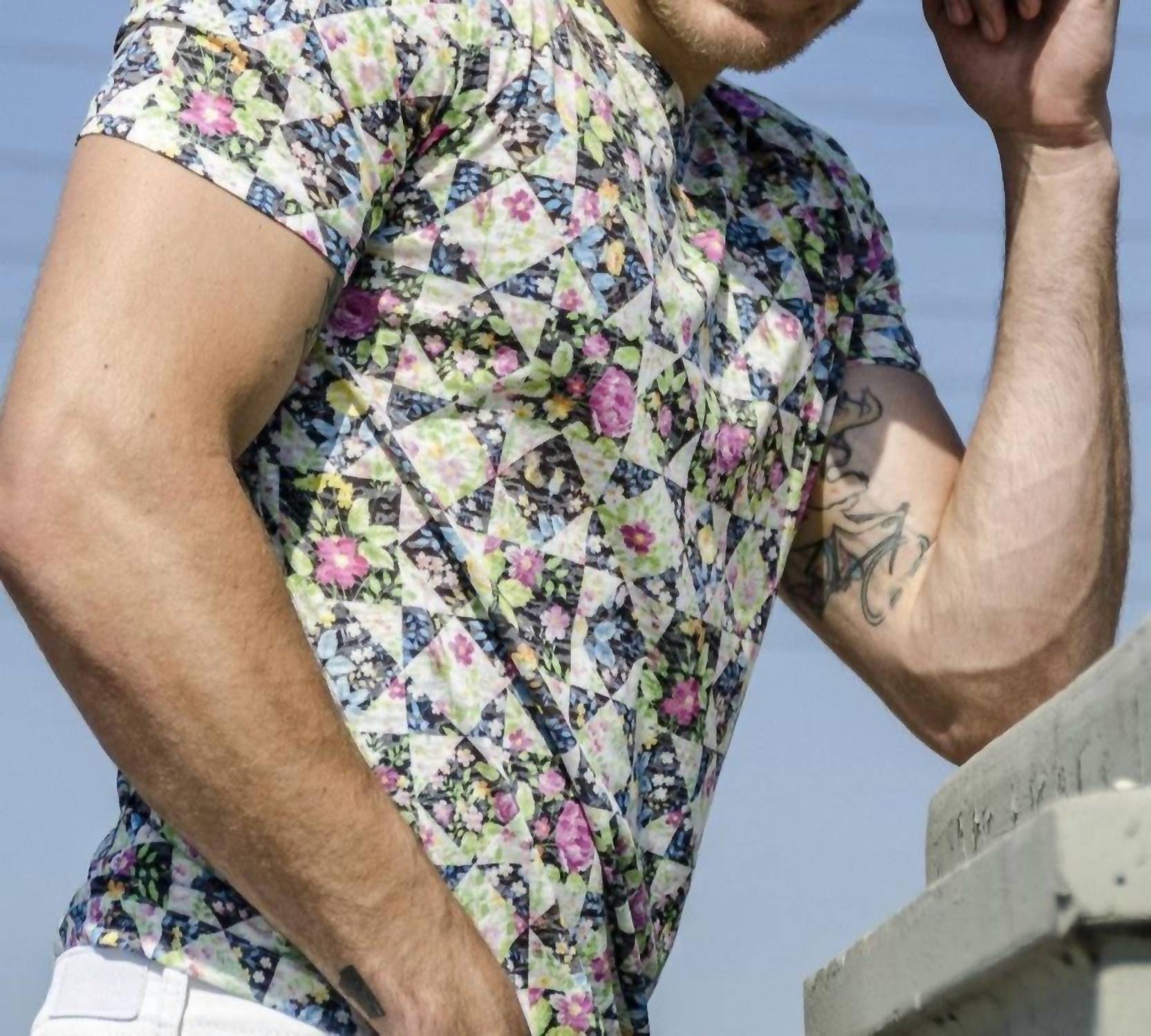 Eight X - Men's Floral Print V-neck T-shirt