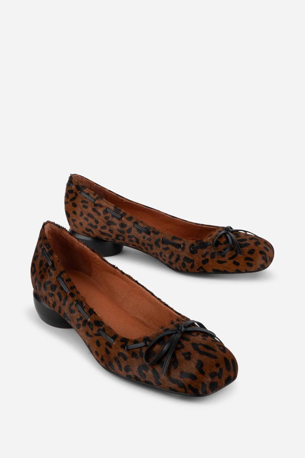 INTENTIONALLY BLANK Women's Sia Flat in cowhide - women's flats