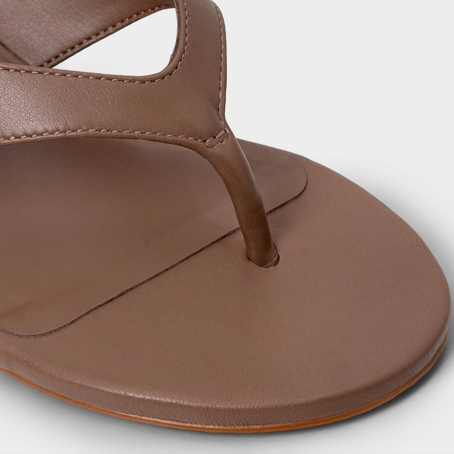 Carrano - Women's Thong Bold Leather Sandal