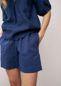 0039 Italy BELLA LINEN SHORT in navy - women's shorts - detail view