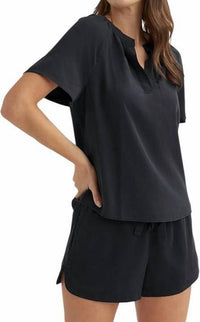 Bella Dahl Flowy Short Sleeve Pullover Top in vintage black - women's blouse