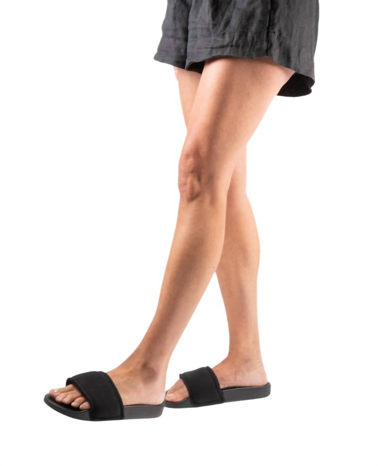 WOMEN'S PILO SLIDES