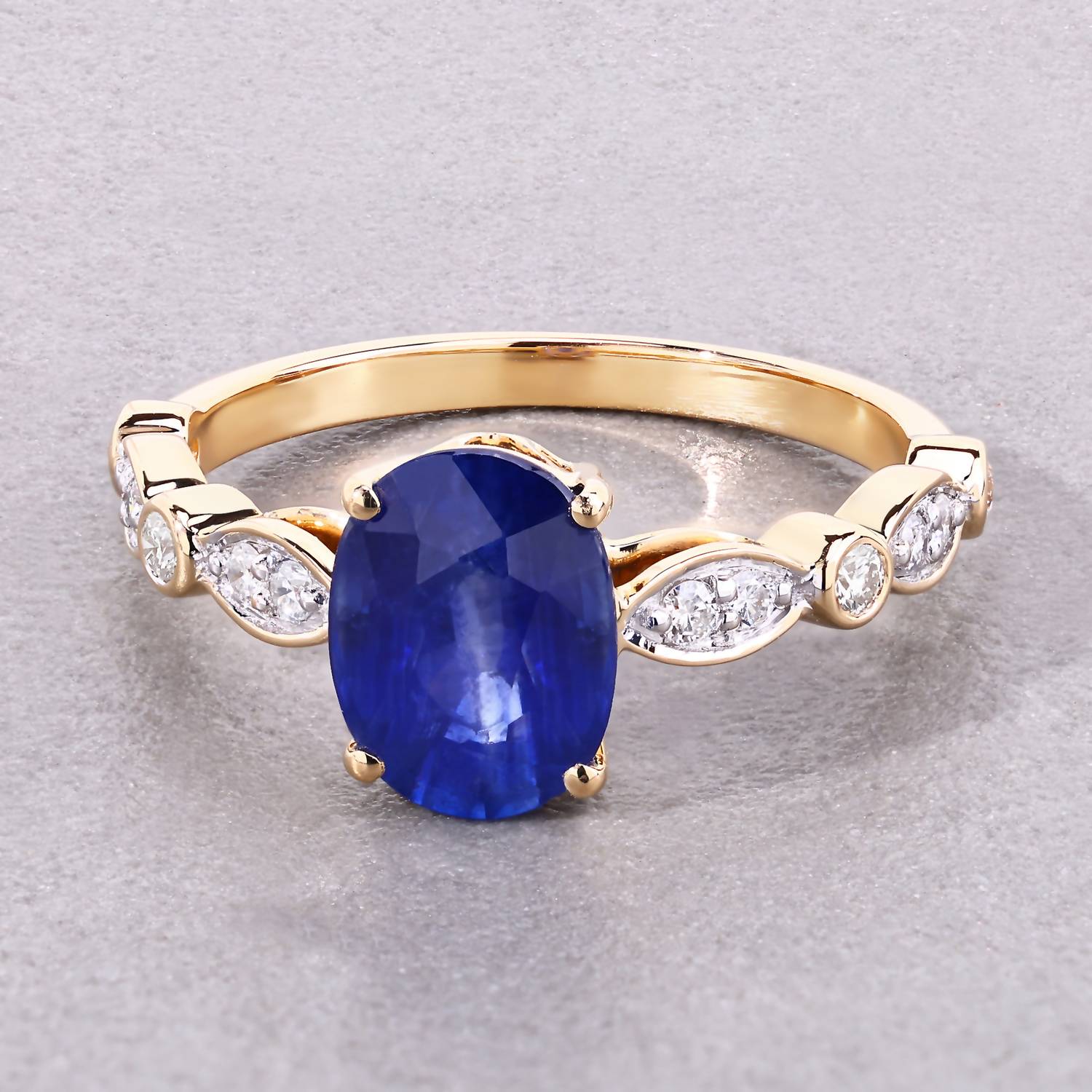 Diana M Jewels Women's Oval Natural Sapphire Fashion Ring (2.47 Ct) - Classic Plus in 18k yellow gold - women's jewelry - detail view