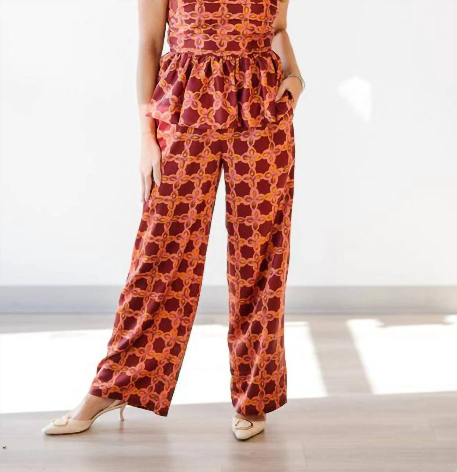 Strut & Bolt - Chainlink Pleated Top