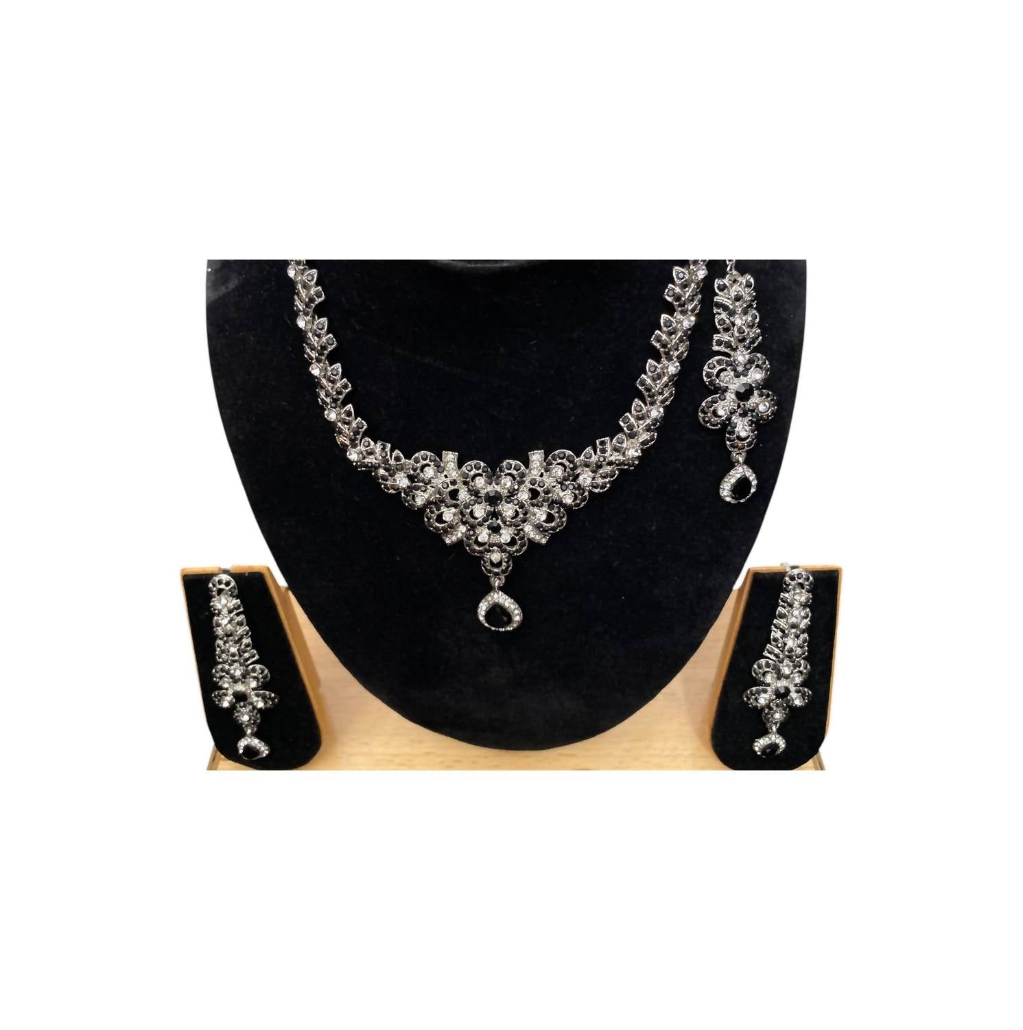 Donna Vinci Women's J130 Necklace And Earrings Jewelry Set in black - women's jewelry - detail view