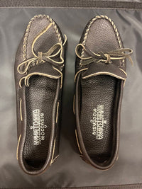 MINNETONKA Men's Round Toe Loafers Moccasin in black - men's loafer - detail view