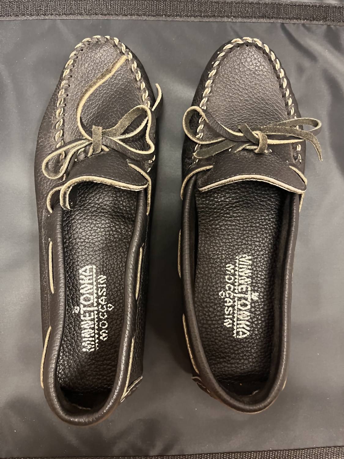 MINNETONKA Men's Round Toe Loafers Moccasin in black - men's loafer - detail view