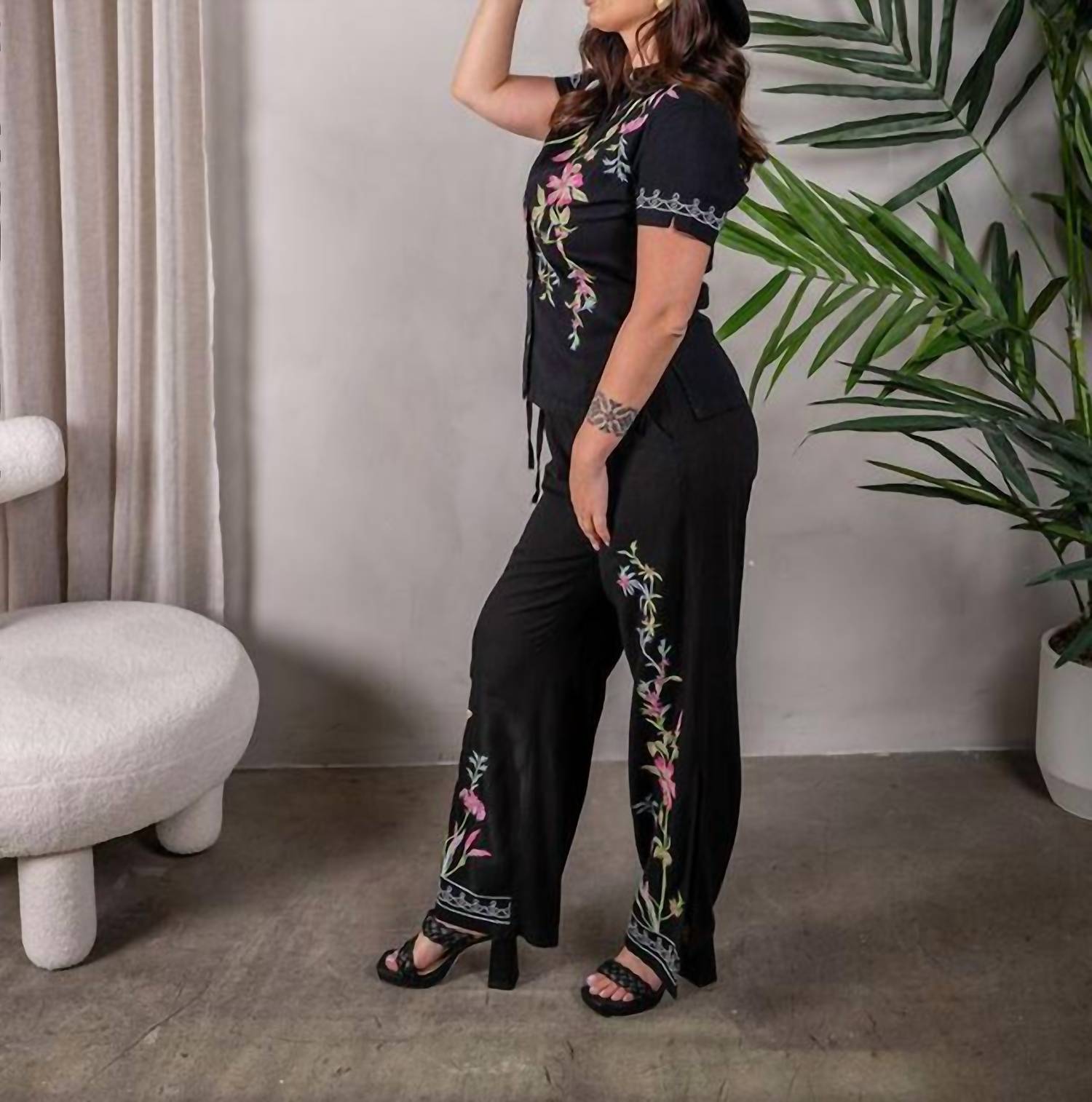Paparazzi - Linen Blend Embroidered Split Leg Pant