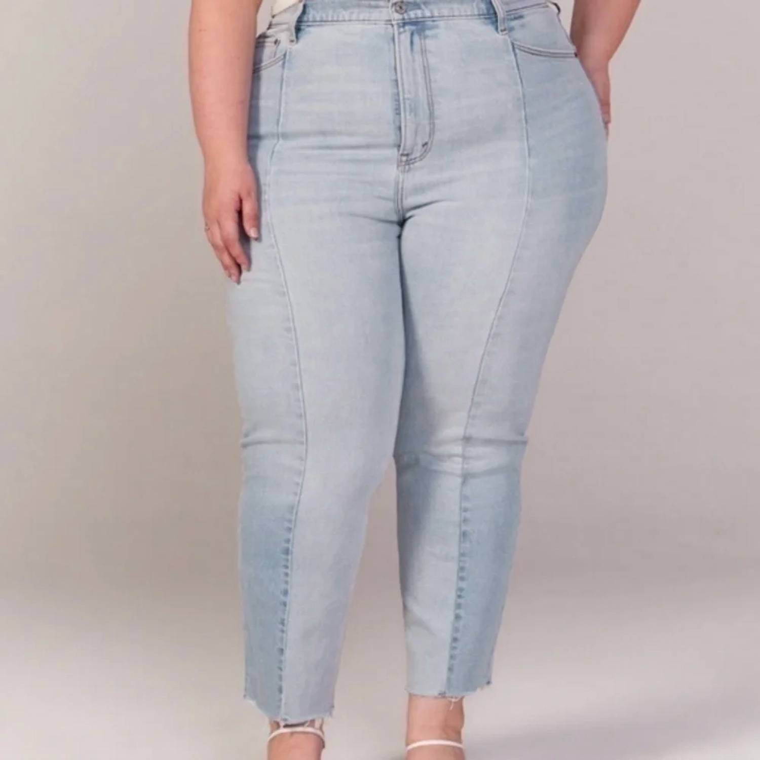 Abercrombie & Fitch - Ultra High Rise Ankle Straight Jeans