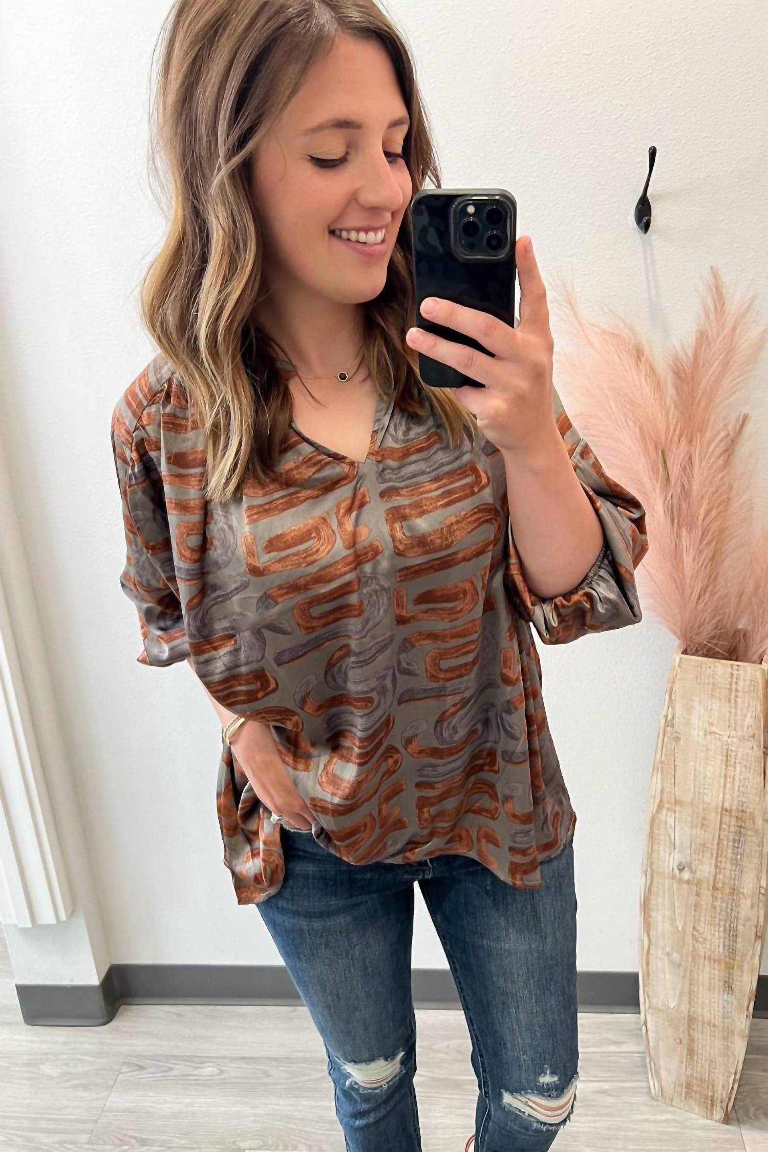 Entro - Pattern V-neck Blouse