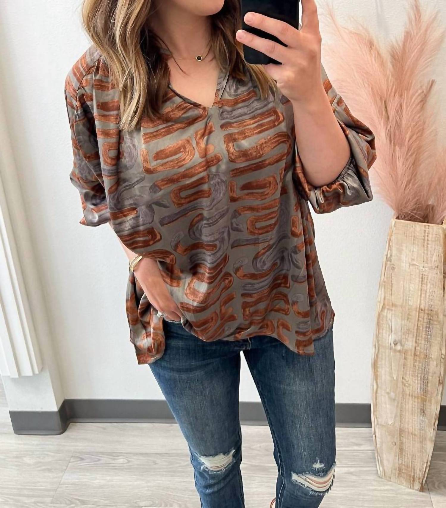 Entro - Pattern V-neck Blouse