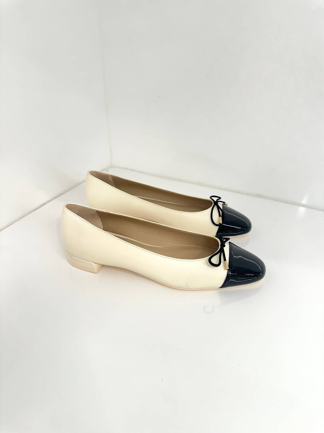 Stuart Weitzman - Women's Sleek Bow Flat Sandal