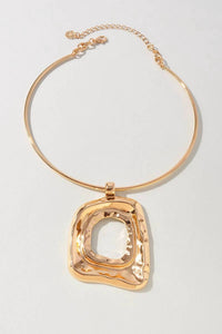 Merveille - Women's Hammered Square Pendant Collar Necklace