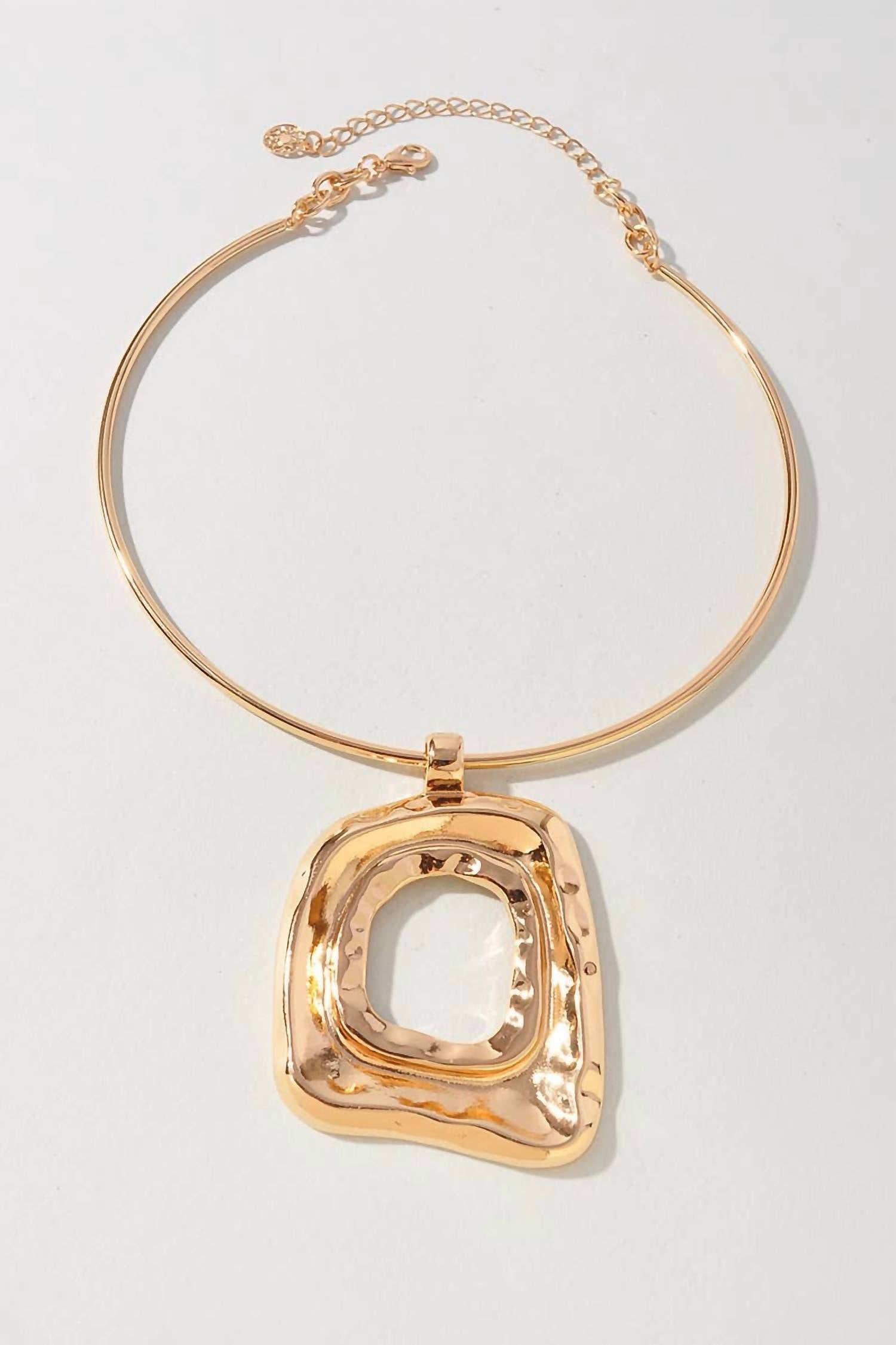 Merveille - Women's Hammered Square Pendant Collar Necklace
